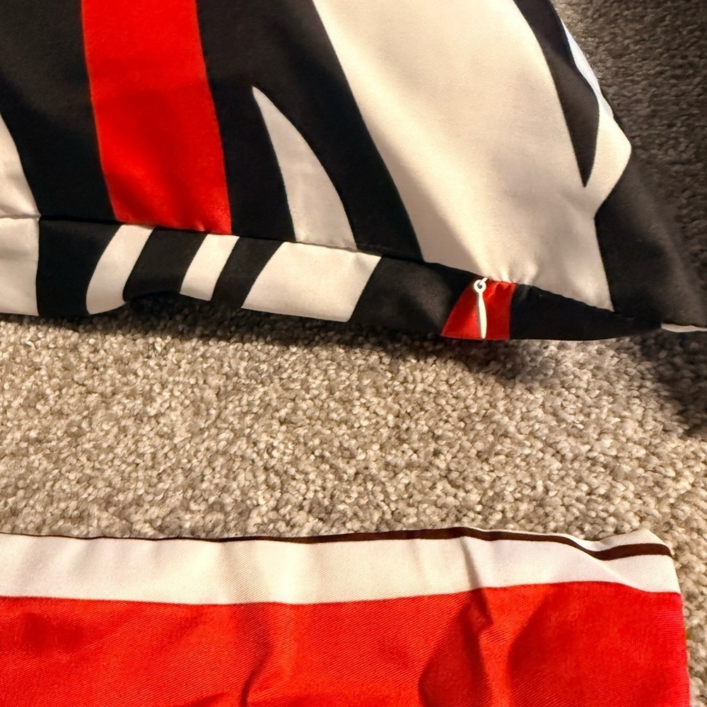 Amazon Modern Black, Red, and White Pillow Set (comes with 2 pillow inserts) - Picture 7 of 7